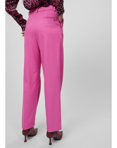 Pantalón color rosa fruncido en bolsillos