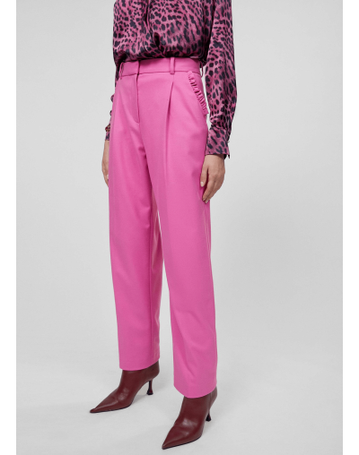 Pantalón color rosa fruncido en bolsillos