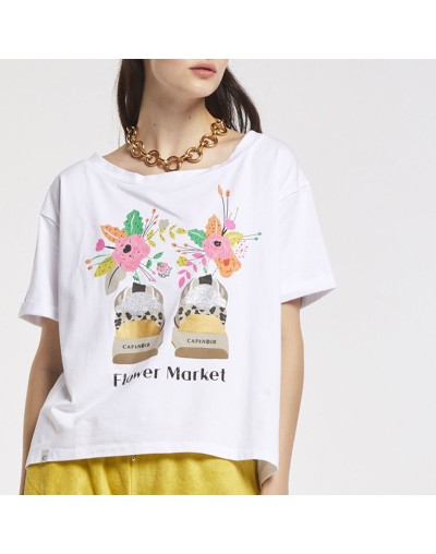 Camiseta con estampado zapatos y flores