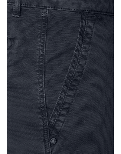 Pantalón chino de corte stándar y tejido con grabado